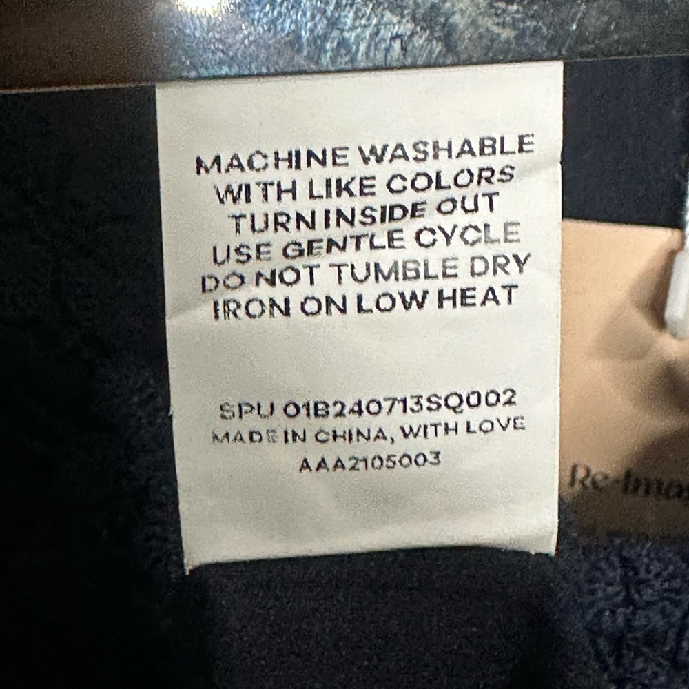 NWT EUC BloomChic Navy V-Neck Top with Lace Trim Size 22-24 - Picture 8 of 10